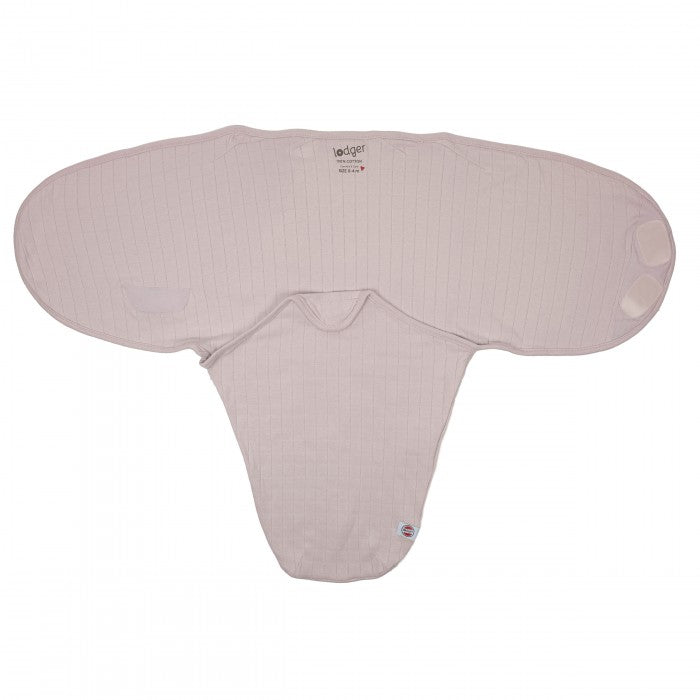 Lodger Bundler Solid kokvilnas autiņš mazuļa ietīšanai Powder krāsā redzama atvērta.