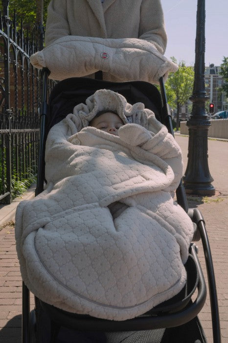 Lodger Bunker Folklore Fleece vissezonas guļammaiss Birch krāsa, bildē redzams bērns guļammaisā un ratiņos.