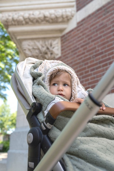 Lodger Bunker Folklore Fleece vissezonas guļammaiss Elm krāsa, bildē redzams mazulis guļammaisā un ratiņos.