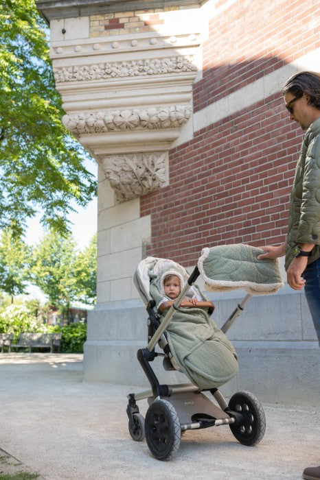 Lodger Bunker Folklore Fleece vissezonas guļammaiss Elm krāsa, bildē redzams mazulis guļammaisā un ratiņos.