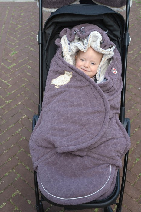 Lodger Bunker Folklore Fleece vissezonas guļammaiss Mauve krāsa, bildē redzams bērns guļammaisā un ratiņos.