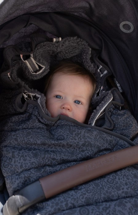 Lodger Bunker Folklore Taslon vissezonas guļammaiss pigeon krāsa,  bildē mazulis guļammaisā un ratiņos.