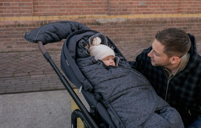 Lodger Bunker Folklore Taslon vissezonas guļammaiss pigeon krāsa,  bildē mazulis guļammaisā un ratiņos.