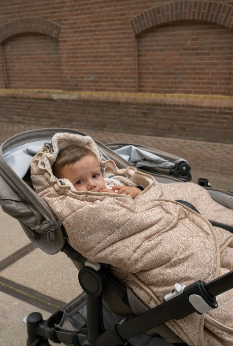 Lodger Bunker Folklore Taslon vissezonas guļammaiss birch krāsa, bildē mazulis guļammaisā un ratiņos.