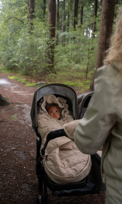 Lodger Bunker Folklore Taslon vissezonas guļammaiss birch krāsa, bildē mazulis guļammaisā un ratiņos.