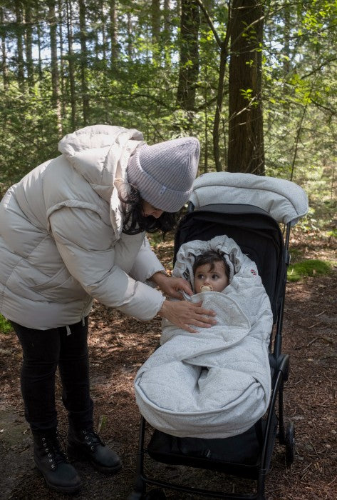 Lodger Bunker Folklore Taslon vissezonas guļammaiss drizzle krāsa, bildē mazulis guļammaisā un ratiņos.