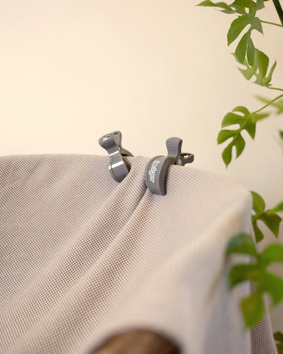 Lodger Clip klipsis autiņiem, SWC 071, bildē klipši pieknabināti pie krēsa.