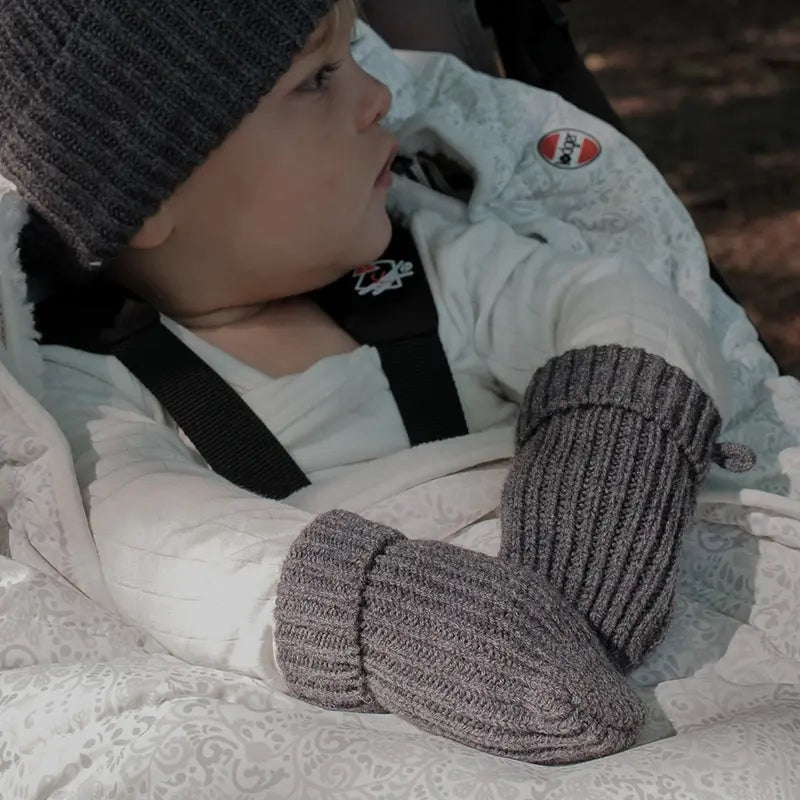 Lodger Mittens Folklore Merino vilnas bērnu cimdiņi pigeon krāsa, bildē redzams mazulis ar cimdiņiem fokusā.