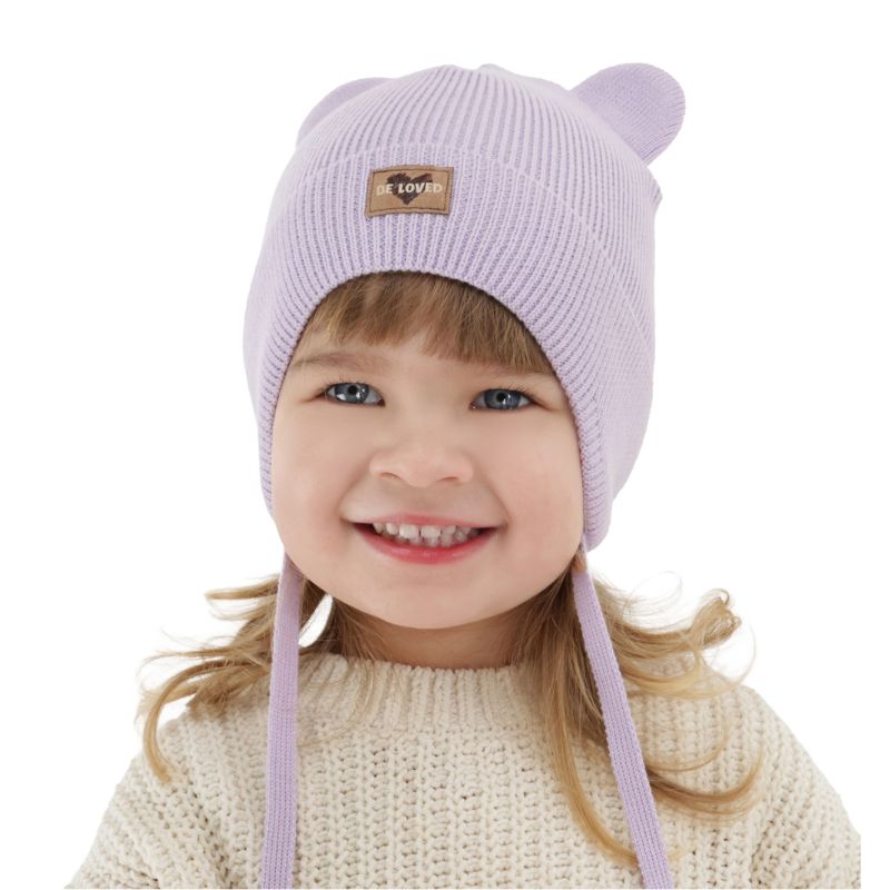 Adīta cepure bērniem Furka gaiši violetā krāsā redzama uz meitenes.