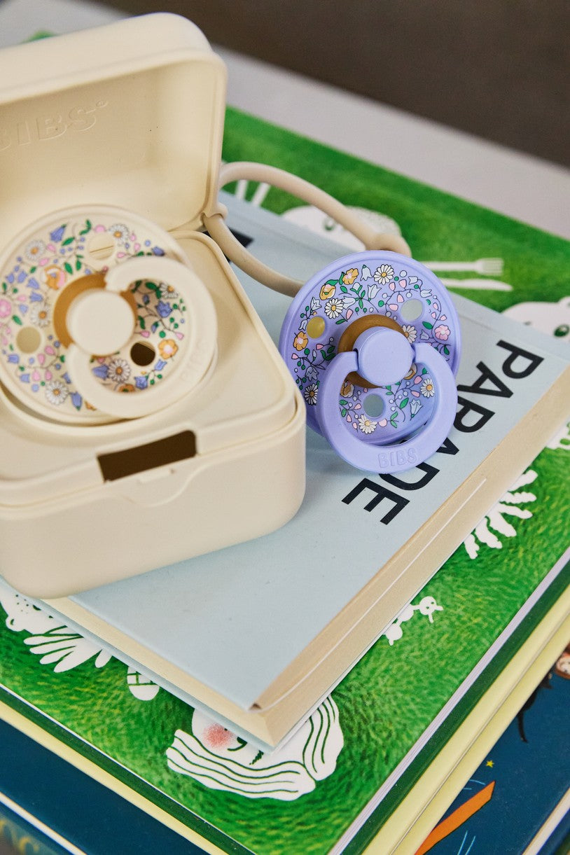 BIBS x Liberty Colour Round knupīši, Chloe Meadow Ivory Mix gaišos pasteļtoņos ar krāsainu ziedu rakstu.