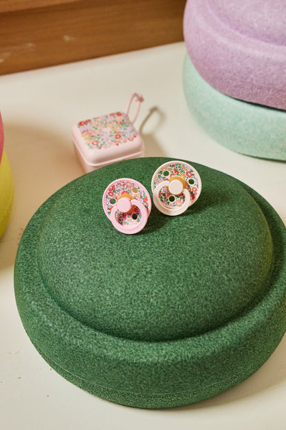 BIBS x Liberty Colour Round knupīši, Oscar Meadow Petal Mix krāsā maigi rozā toņi ar ziedu rakstu.