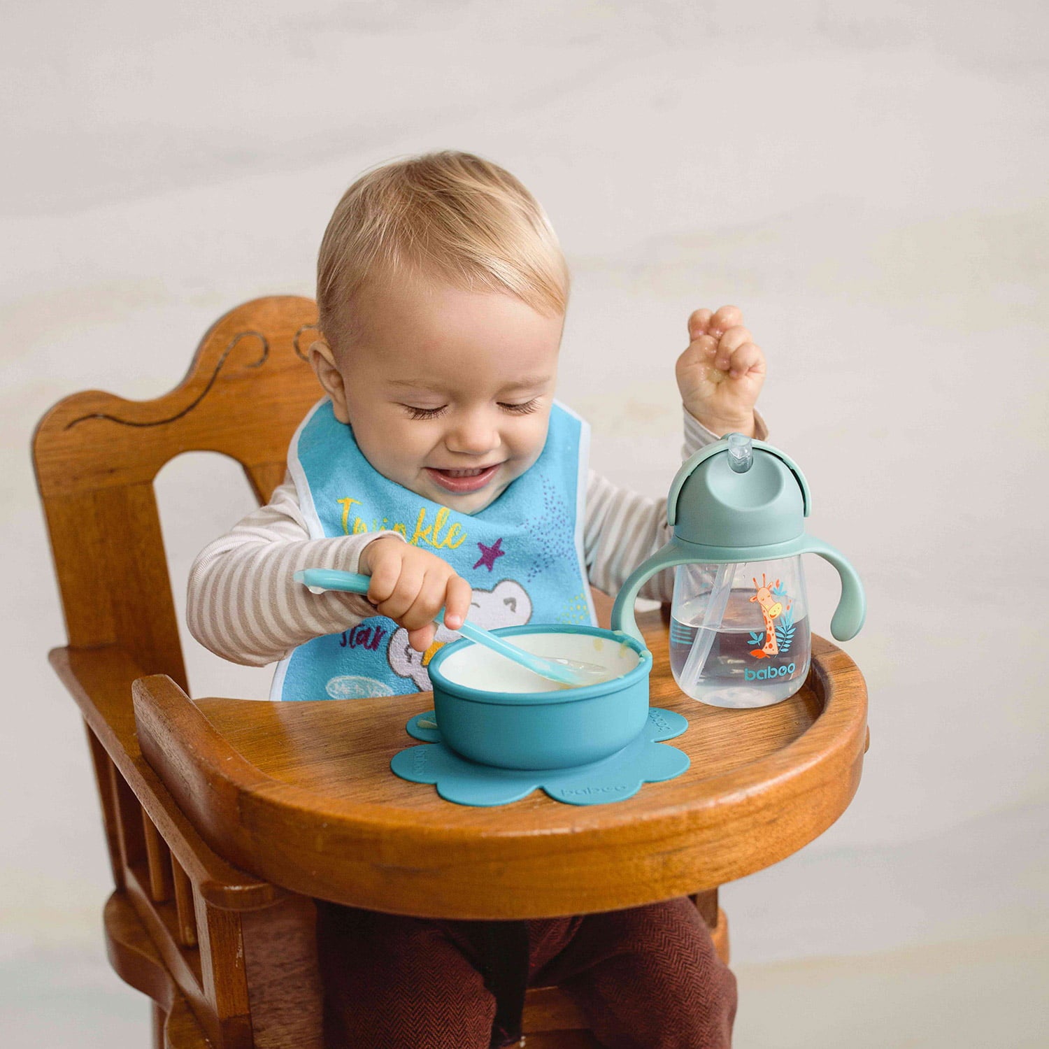 Baboo silikona karotīte,redzams bērns kas ēd.