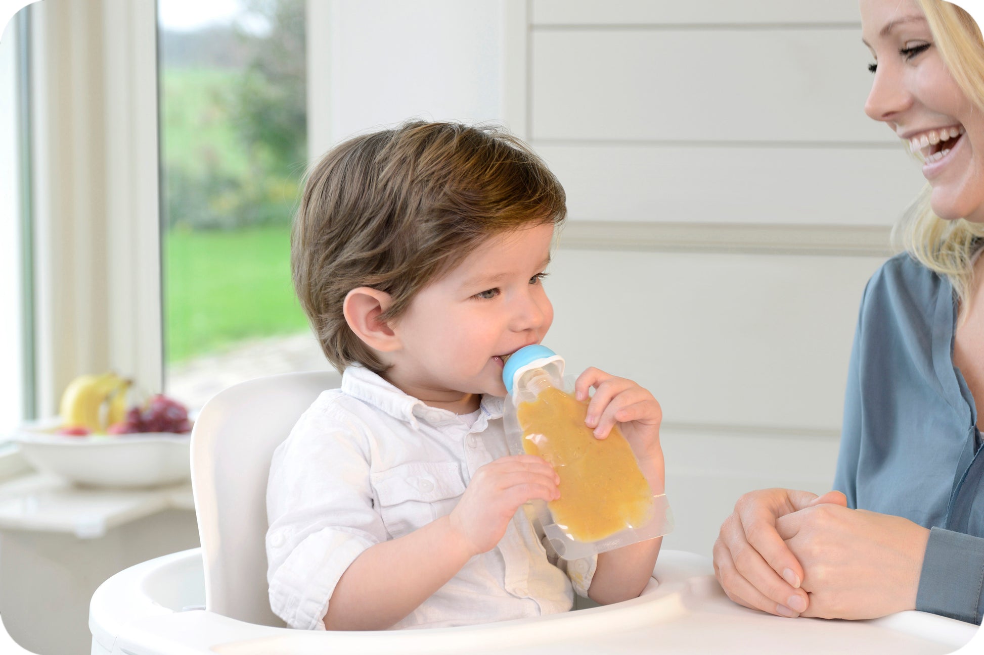 Kidsme adapteris biezenīšu ēdināšanai no stāvpakām. Redzams bērns, kas ēd.