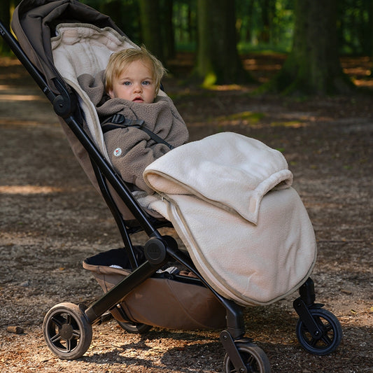 Lodger Bunker Mini Birch krāsā, redzams ratos kur sēž bērns