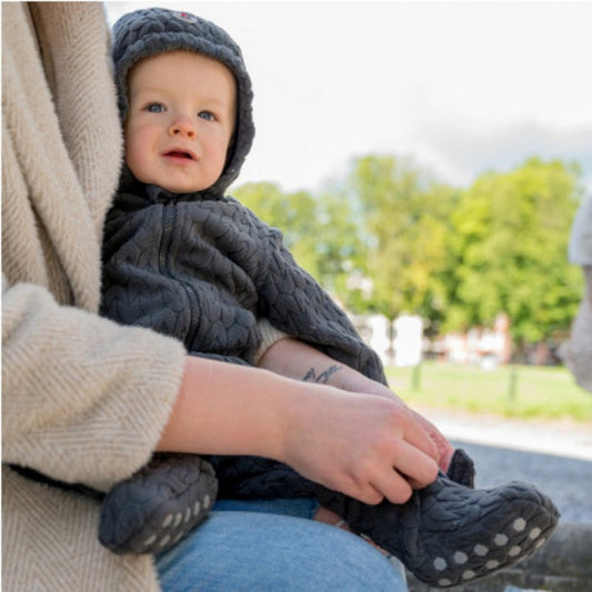 Lodger Skier Empire Fleece kombinezons, SK 626, bildē mazulis vecāka rokās un ar kombinezonu.