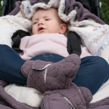 Lodger slipper fleece čībiņas mauve krāsā redzamas uzvilktas uz bērna kājiņām