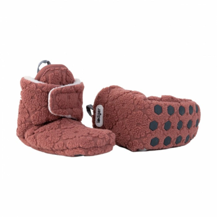 Lodger slipper flīsa čībiņas rosewood krāsā. Redzama pēdas daļa un no sāna