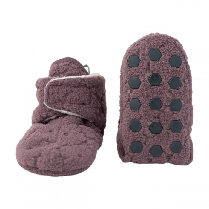 Lodger slipper fleece čībiņas redzamas no priekšpuses, kā arī pēdas daļa