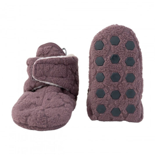 Lodger slipper fleece čībiņas redzamas no priekšpuses, kā arī pēdas daļa