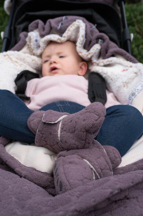Lodger slipper čībiņas mauve krāsā redzamas uzvilktas mazulim kājās