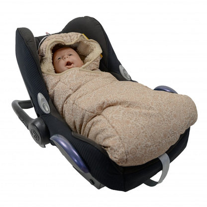 Lodger Wrapper ietinamā sedziņa redzama autokrēsliņā