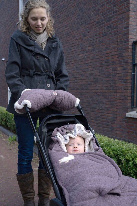 Lodger ratu cimds Mauve krāsā redzams uz ratiem kopā ar Lodger Bunker