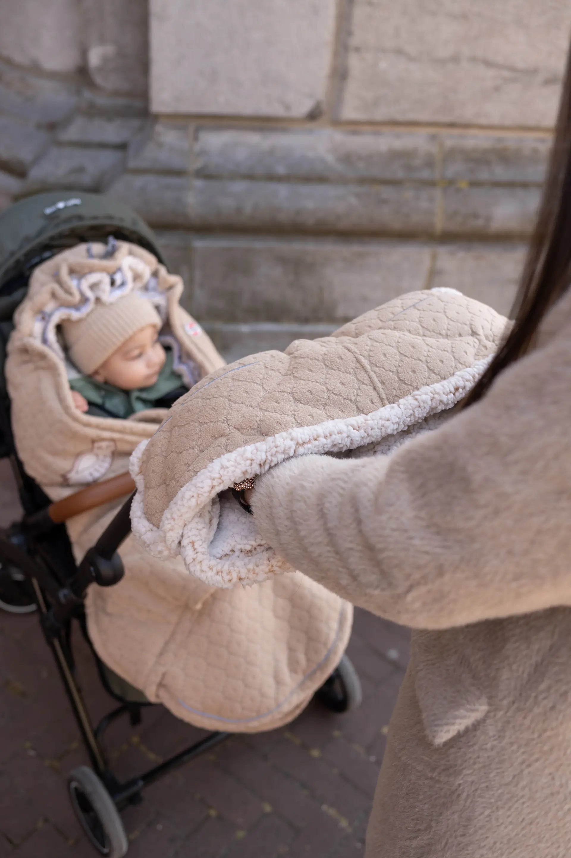 Lodger ratu cimds Beiga krāsā redzams uz ratu roktura