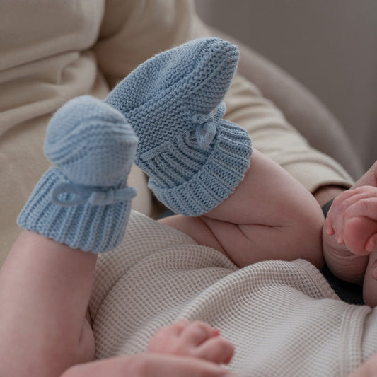 Lodger Slipper knit kokvilnas čībiņas blue fogg krāsā. Redzamas uzvilktas mazuļa kājiņās.