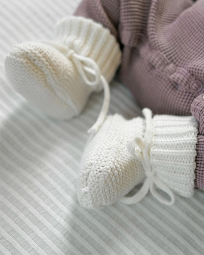 Lodger Slipper knit kokvilnas čībiņas cloud dancer krāsā. Redzamas uzvilktas mazuļa kājiņās