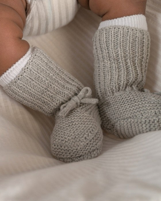 Lodger Slipper knit kokvilnas čībiņas steel krāsā. Redzamas no priekšpuses uzvilktas uz mazuļa pēdiņām.