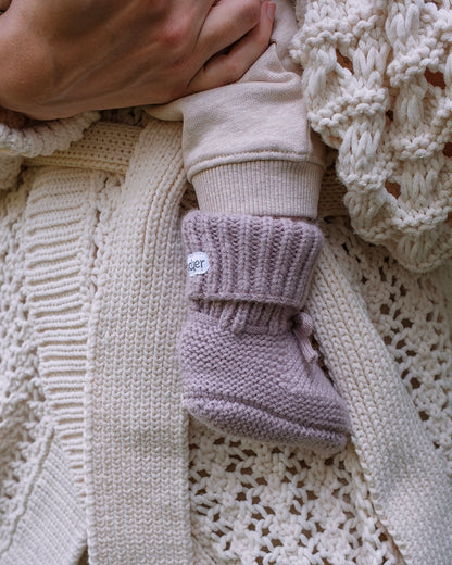 Lodger Slipper Merino vilnas čībiņas rose krāsā. Redzamas uzvilktas mazuļa kājiņā.