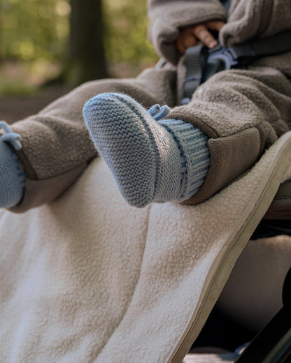 Lodger Slipper Merino vilnas čībiņas blue fogg krāsā. Redzamas uzvilktas uz mazuļa pēdiņām.