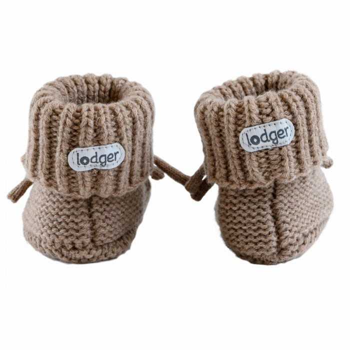 Lodger Slipper Merino vilnas čībiņas buffalo krāsā. Redzamas no aizmugures.