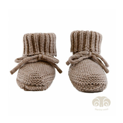 Lodger Slipper Merino vilnas čībiņas buffalo krāsā. Redzamas no priekšpuses.