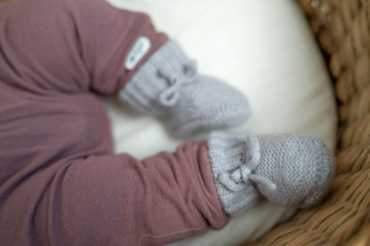 Lodger Slipper Merino vilnas čībiņas drizzle krāsā. Redzamas no priekšpuses uzvilktas mazuļa kājiņās