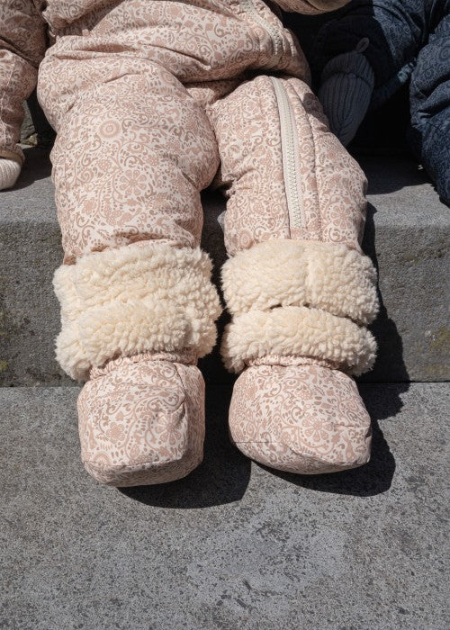 Lodger Socker Folklore Taslon bērnu zābaciņi redzami brūnā krāsā uzvilkti bērnam