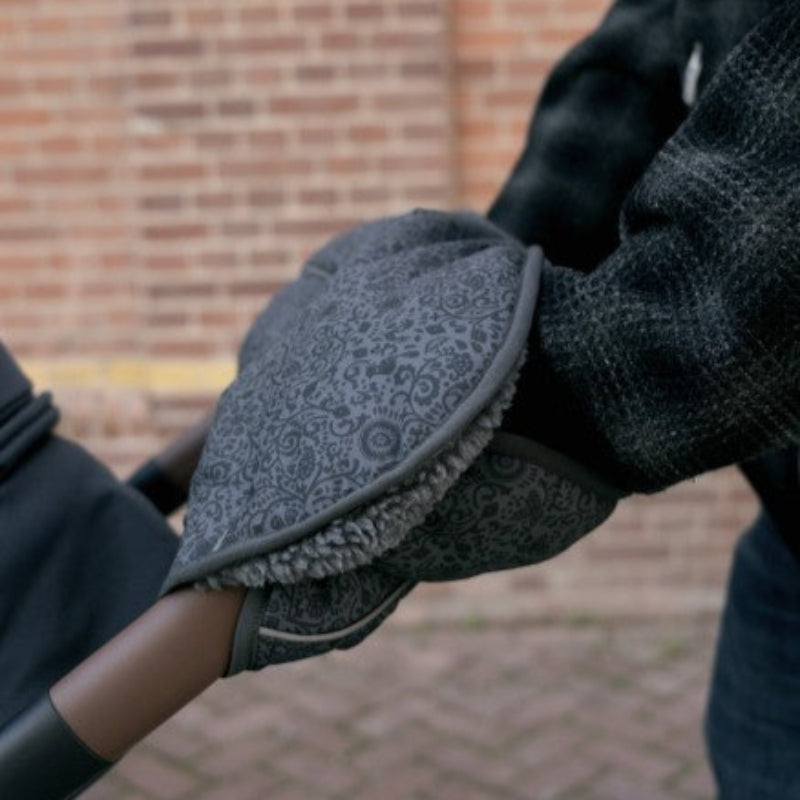 Lodger ratu cimds Pideon krāsā redzams uz ratu roktura