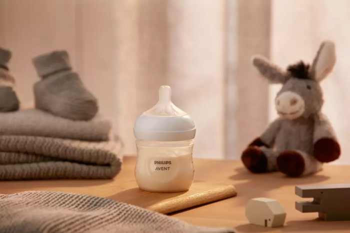 Philips Avent Natural response barošanas pudelīte, redzama no priekšpuses novietota uz galda.
