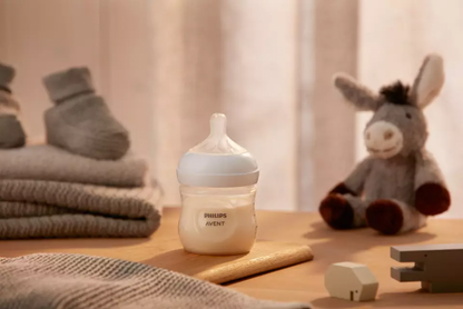 Philips Avent Natural response barošanas pudelīte, redzama no priekšpuses novietota uz galda.