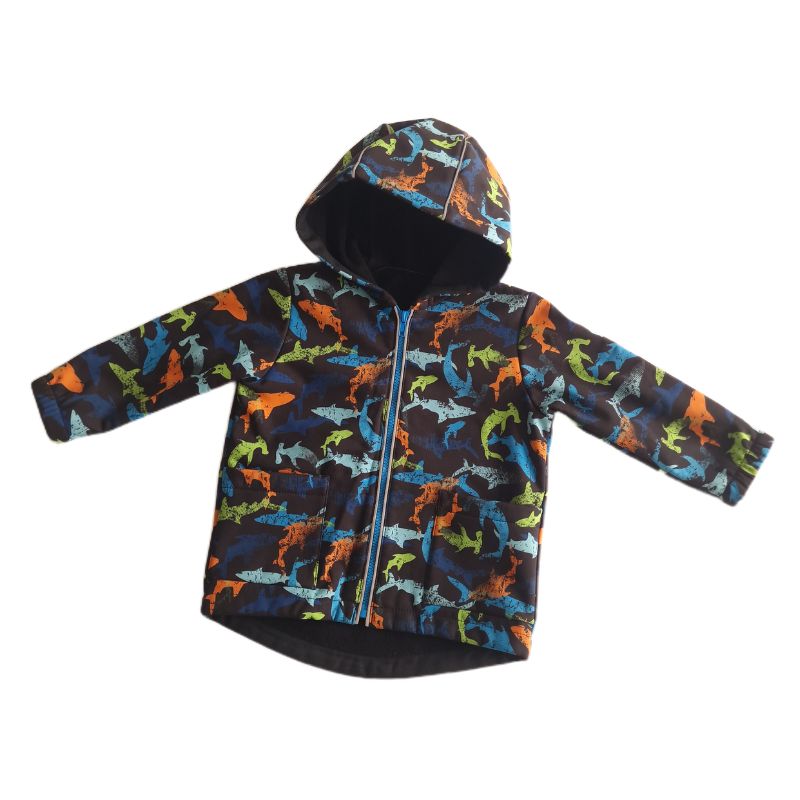 Softshell āra jaka bērnam. 92 izmērs. Melna ar krāsainiem haizivs zīmejumiem.