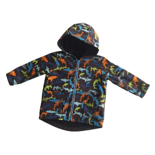 Softshell āra jaka bērnam. 92 izmērs. Melna ar krāsainiem haizivs zīmejumiem.
