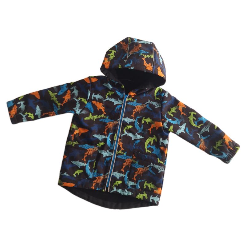 Softshell āra jaka bērnam. 92 izmērs. Melna ar krāsainiem haizivs zīmejumiem.