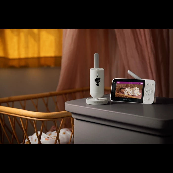 Philips Avent EcoOwl Connected Savienotā mazuļa uzraudzības ierīce redzms novietots istabā uz kumodes