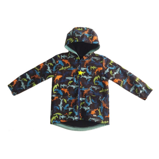 Softshell āra jaka bērnam. 110 izmērs. Melna ar krāsainiem haizivs zīmejumiem.